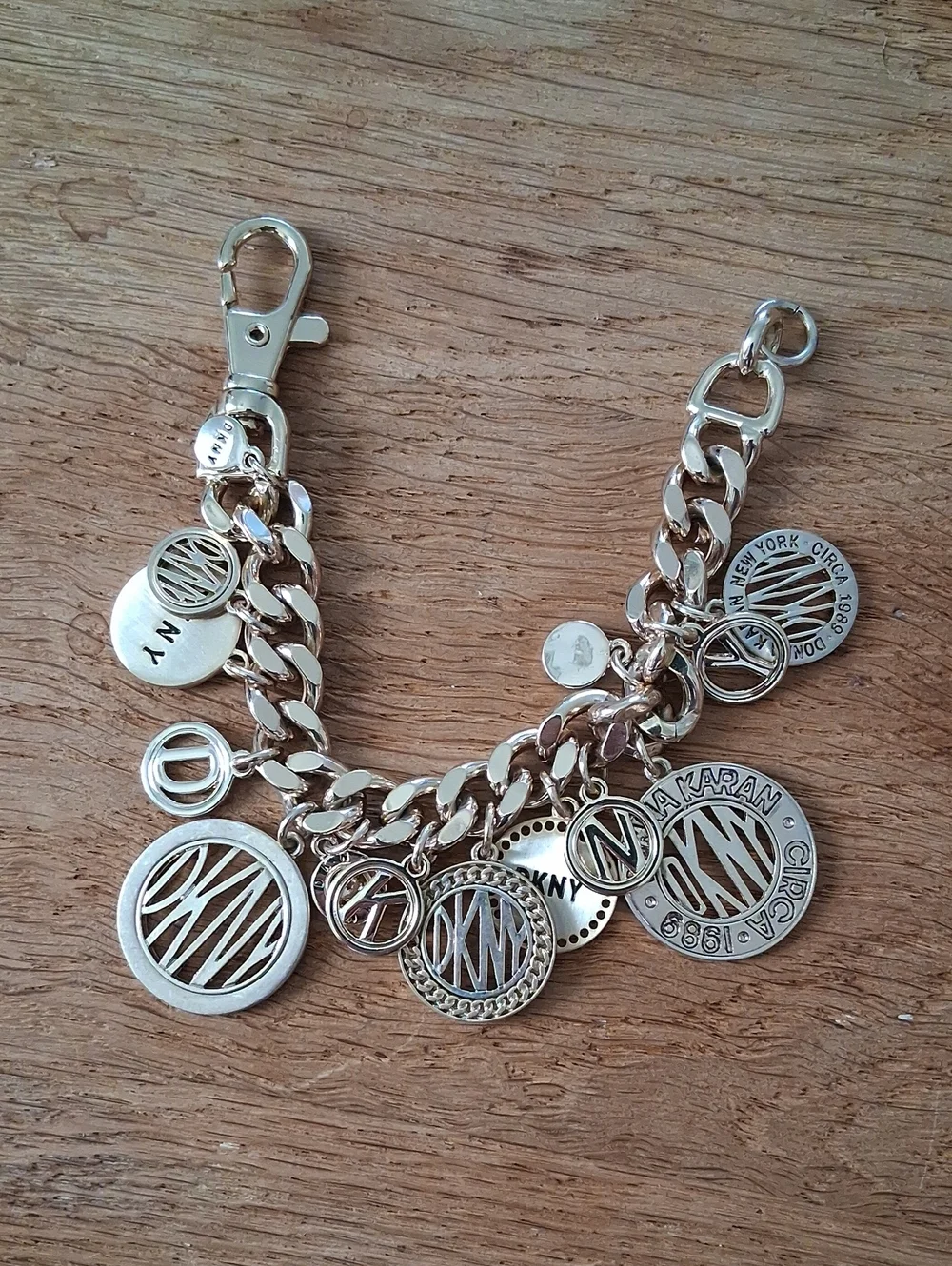 Dkny Gold Logo Charm Chain Key & Card Holder